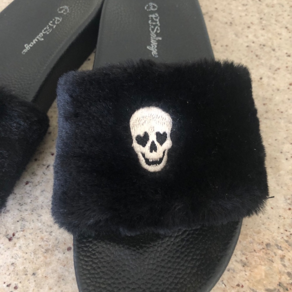 PJ Salvage Skull Faux Fur Slipper Slides Black W/ White Skulls - Picture 4 of 9